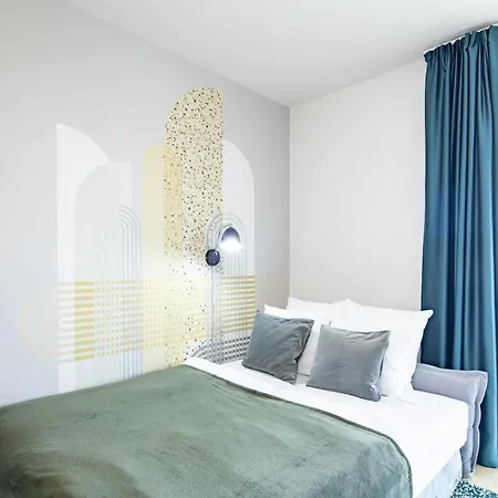 Free Parking - Very - Balcony Apartment *