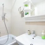Free Parking - Very - Balcony Apartment *