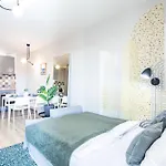 Free Parking - Very - Balcony Apartment *